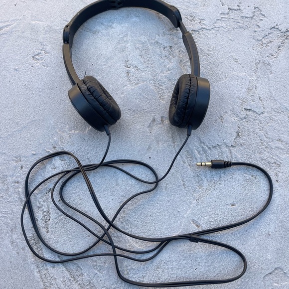 Black plug in headphones - Picture 1 of 2